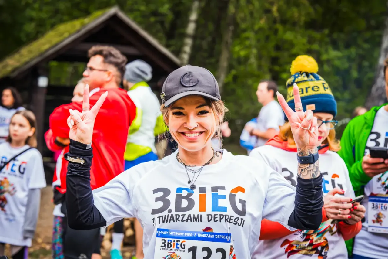 bieg charytatywny ludzie uśmiechnięci