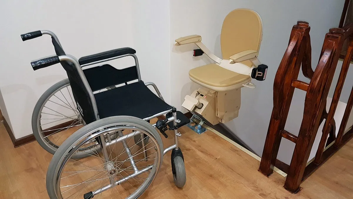 Zdjęcie Jak rozłożyć wózek inwalidzki - uniknij najczęstszych błędów