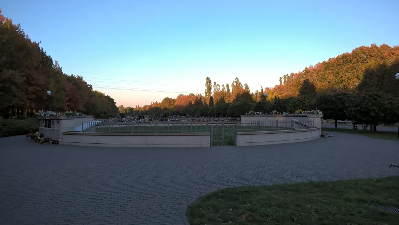 Ogr&oacute;d Pamięci na cmentarzu w Polsce