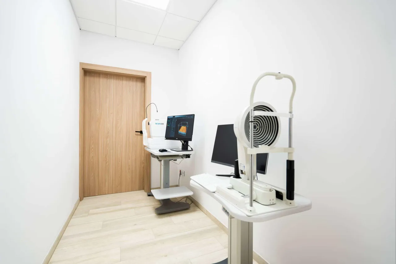 gabinet okulistyczny sprzęt do badania wzroku