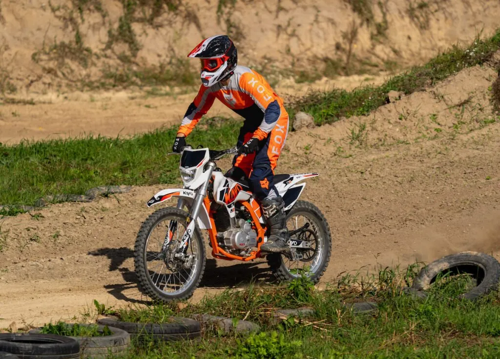 motocykl enduro w terenie