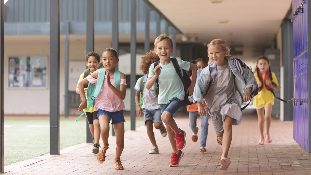 dzieci w wieku wczesnoszkolnym bawiące się razem na przerwie w szkole