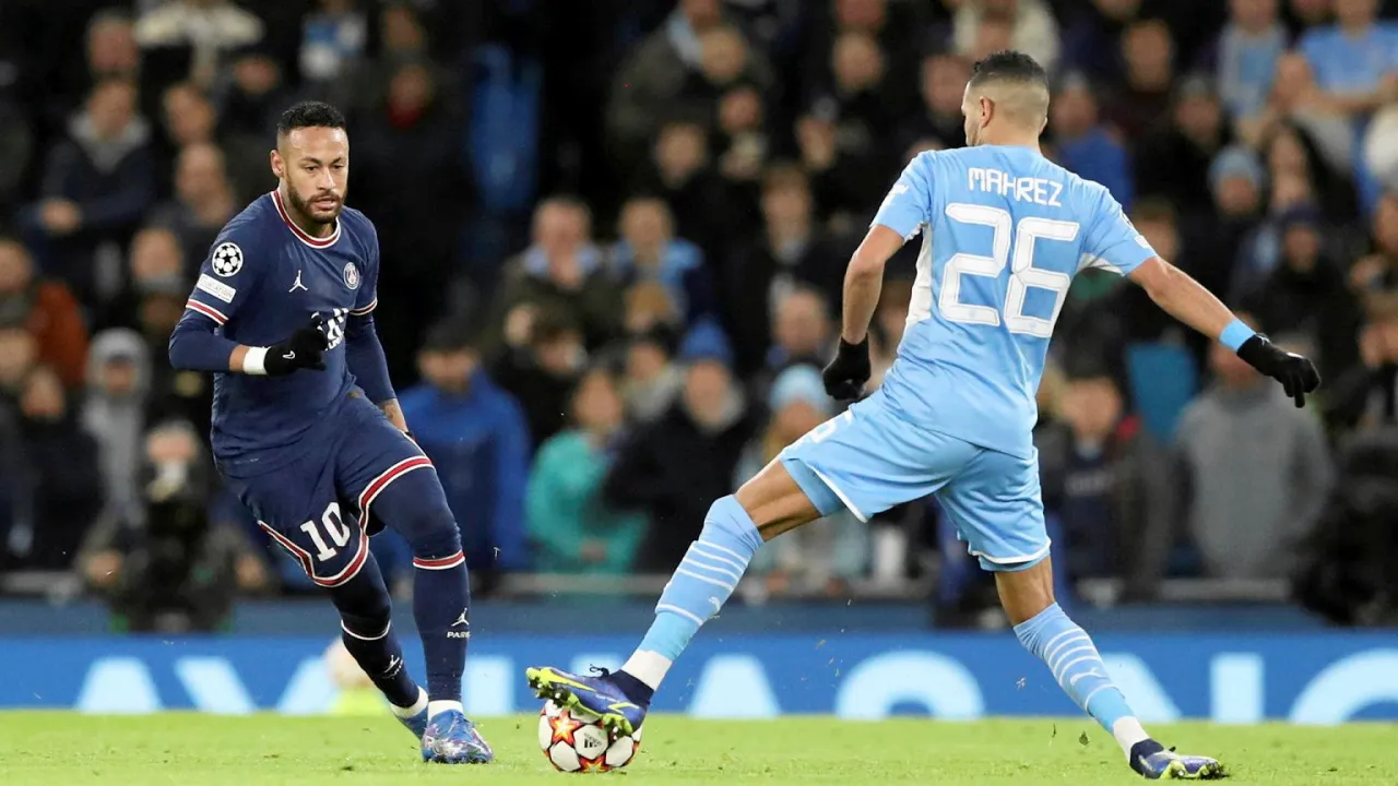 Neymar w akcji, czy kiedyś zdobędzie Złotą Piłkę? Obok Mahrez.