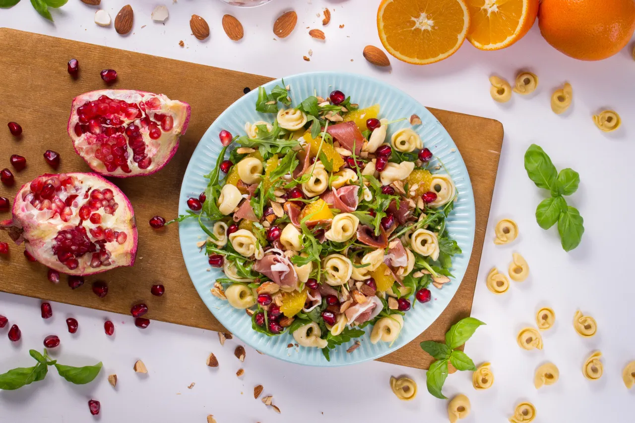 sałatka z tortellini i szynką parmeńską