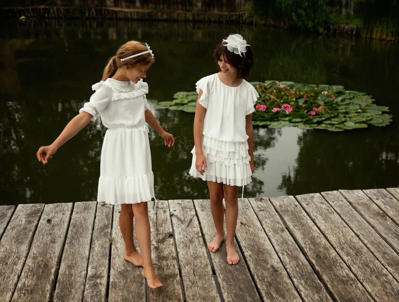 Dziewczynka w sukience na przebranie po komunii bawi się swobodnie