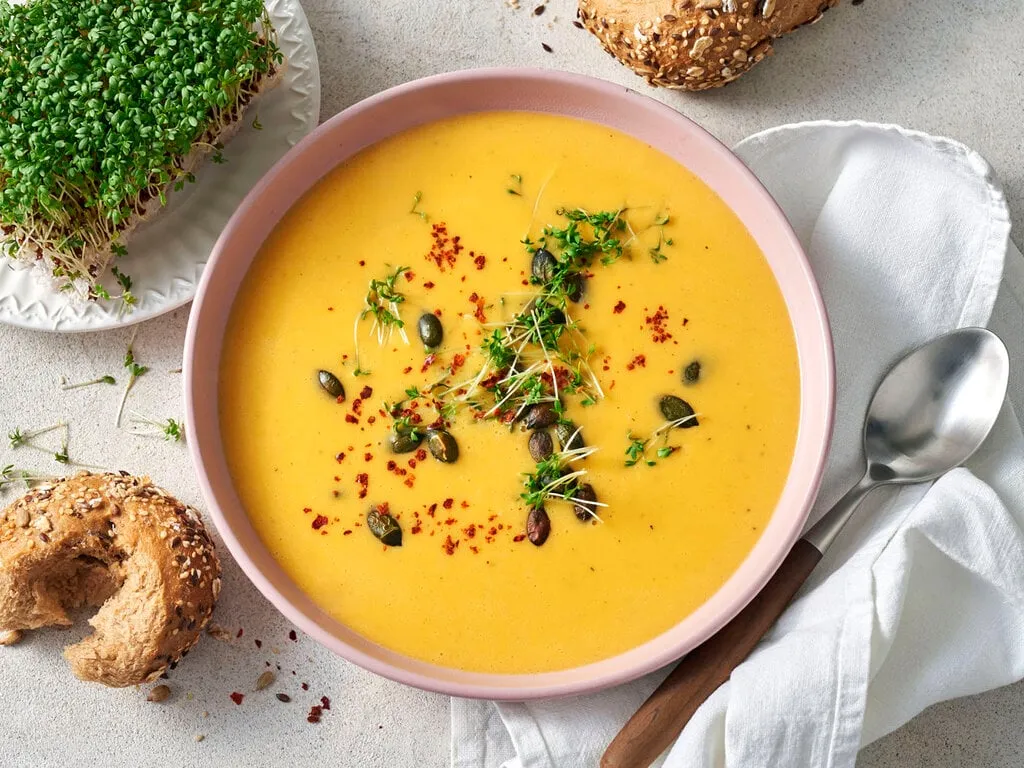 fertige butternut k&uuml;rbis suppe garniert