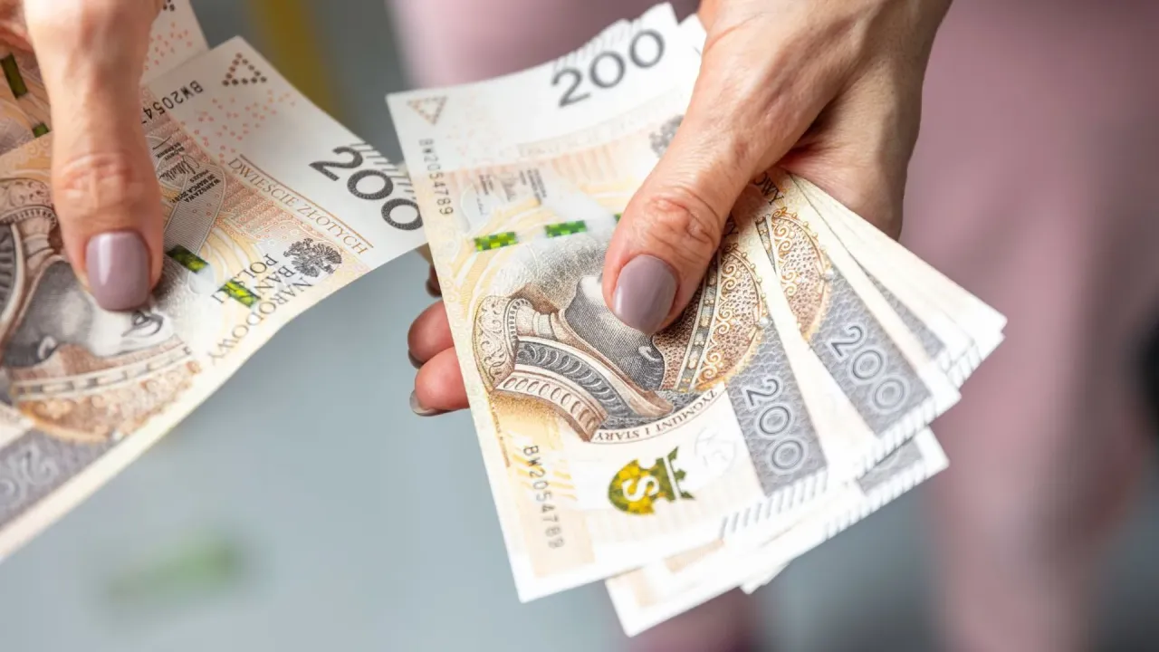 senior trzymający pieniądze, 13 emerytura, dodatkowe świadczenie