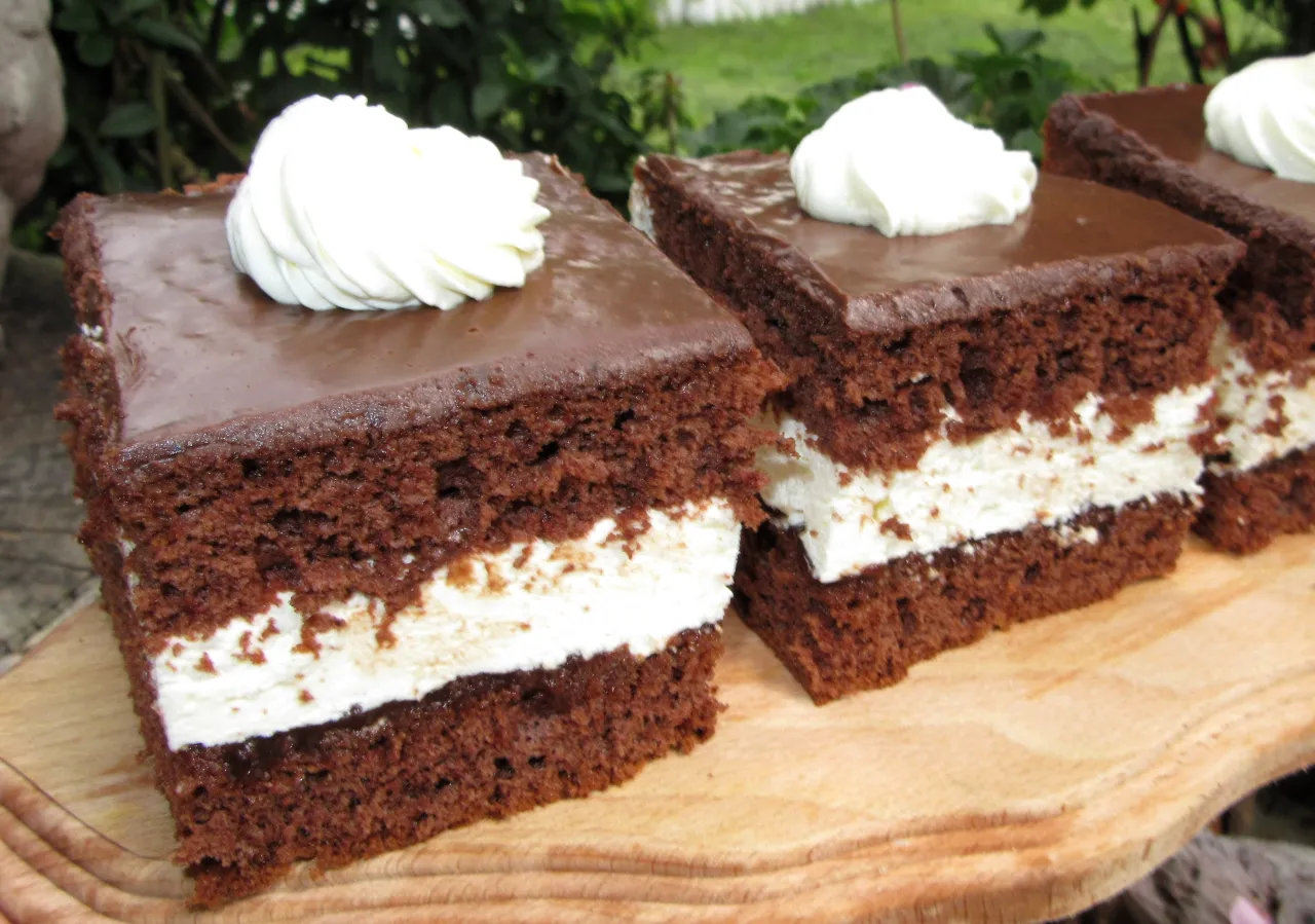 ciasta z polewą czekoladową sernik piernik wuzetka