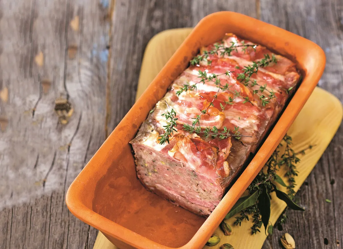 forma do pasztetu wyłożona plastrami boczku