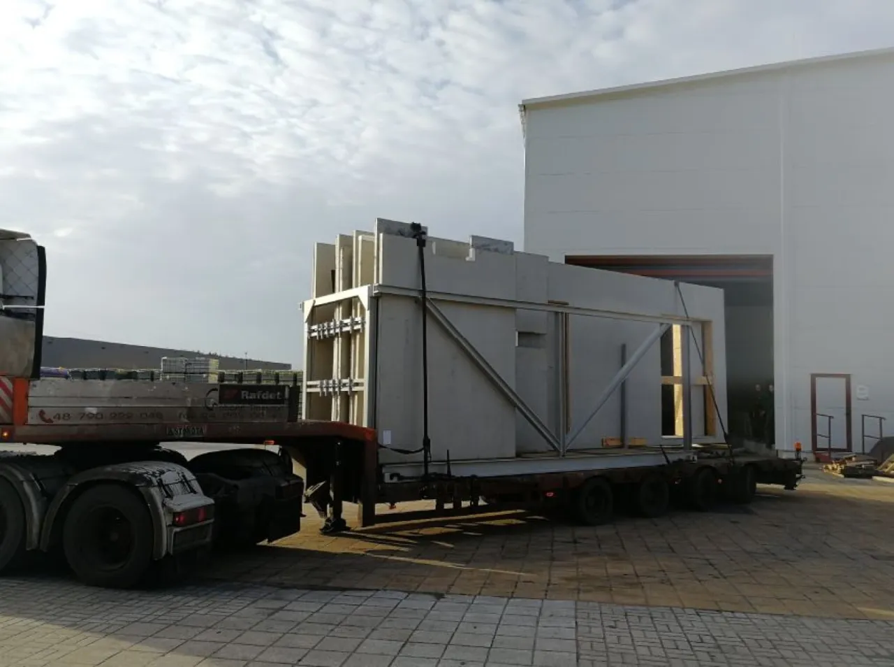 transport modułów domu na budowę