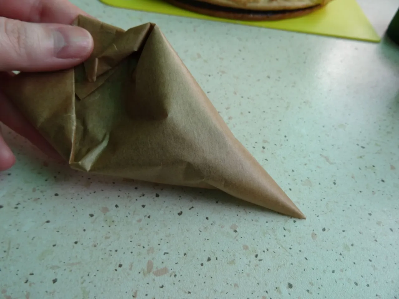 jak zrobić rożek z papieru do pieczenia do dekoracji