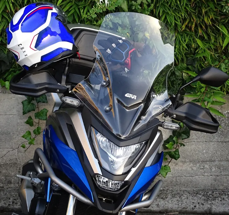 różne kąty nachylenia deflektora motocyklowego