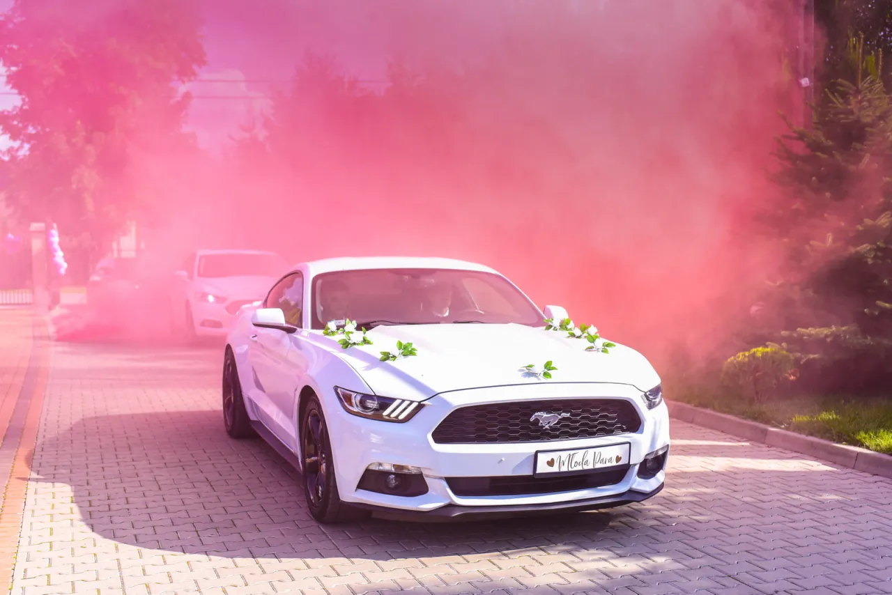 Sportowy samoch&oacute;d do ślubu (Ford Mustang, Porsche) lub nietypowy pojazd (van boho, motocykl z w&oacute;zkiem)