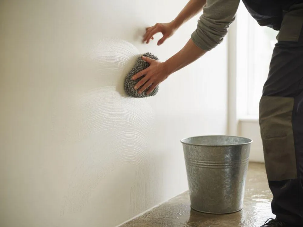 Zdjęcie Skuteczne metody jak zmyć plamę ze ściany i uniknąć trwałych śladów