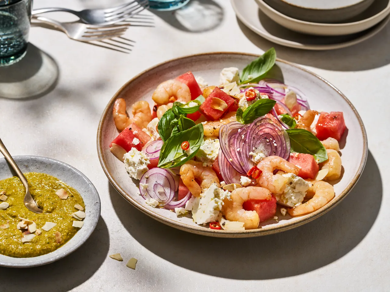 Variationen von Wassermelone Feta Salat mit N&uuml;ssen und Garnelen