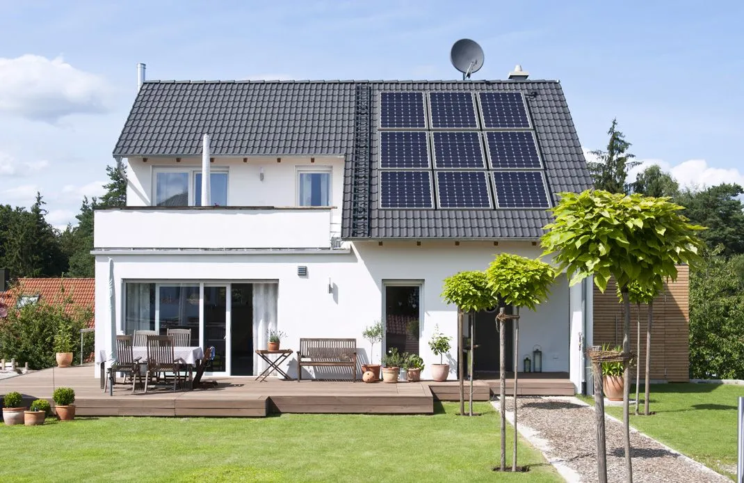 Nowoczesny budynek energooszczędny fotowoltaika