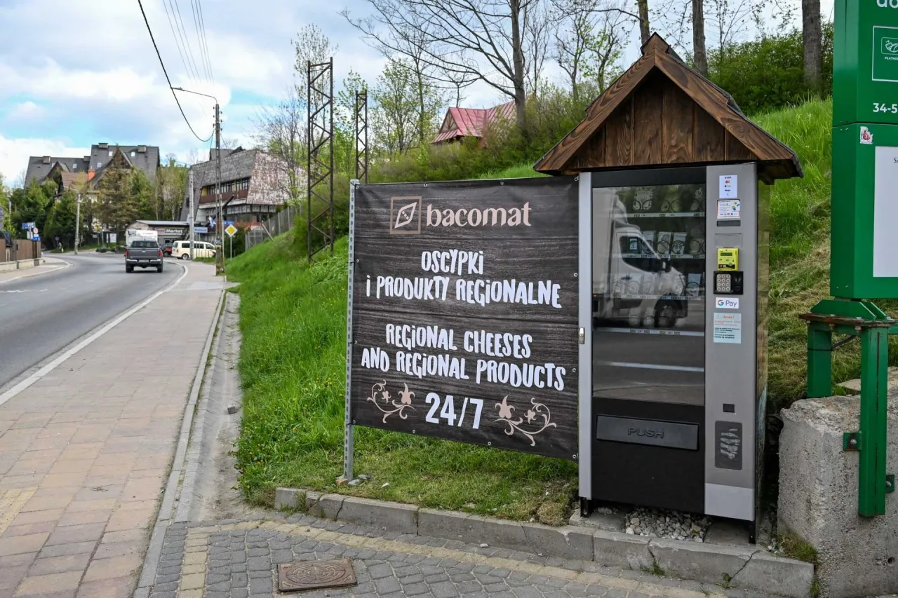 Bac&oacute;wka Białka Tatrzańska oferuje oscypki i produkty regionalne z automatu 24/7.