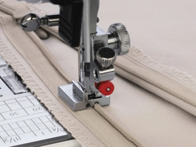 Narzędzia do wszywania zamka krytego: stopka, fizelina, zamek