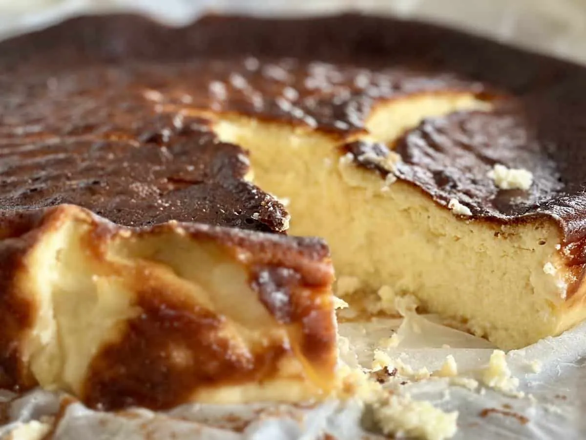 Sernik baskijski idealny wierzch kremowe wnętrze