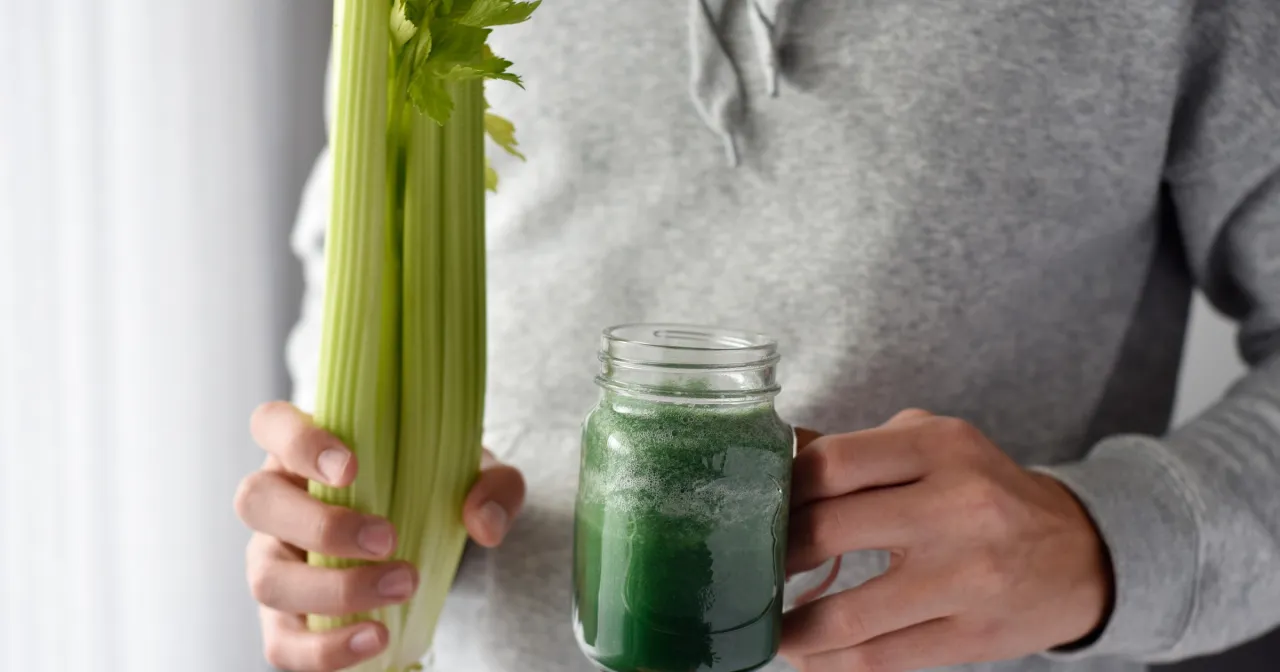 Osoba z problemami zdrowotnymi i sok z selera ostrzeżenie