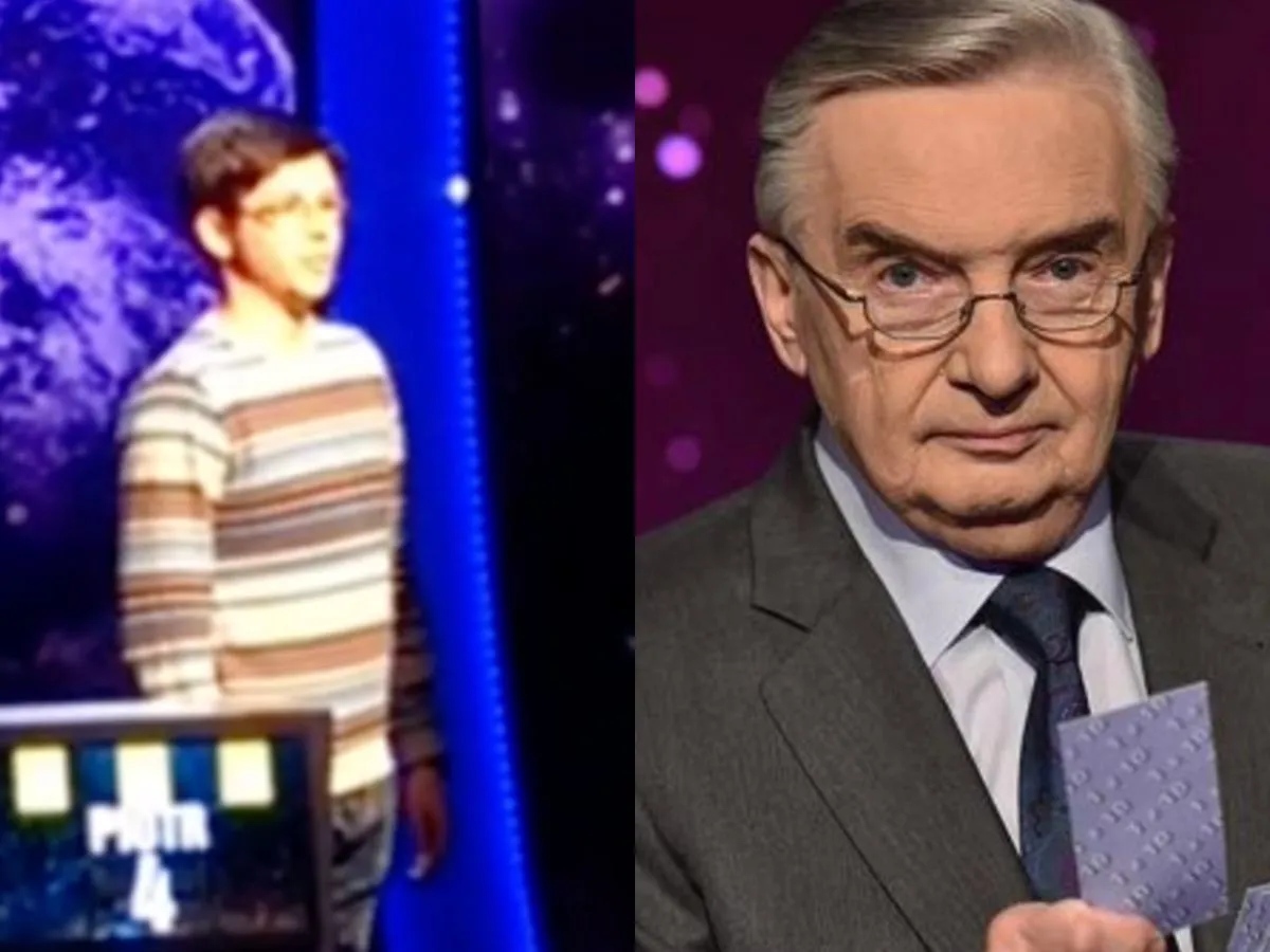 Młody uczestnik w pasiastej bluzie i starszy pan w garniturze, trzymający karty z napisem 