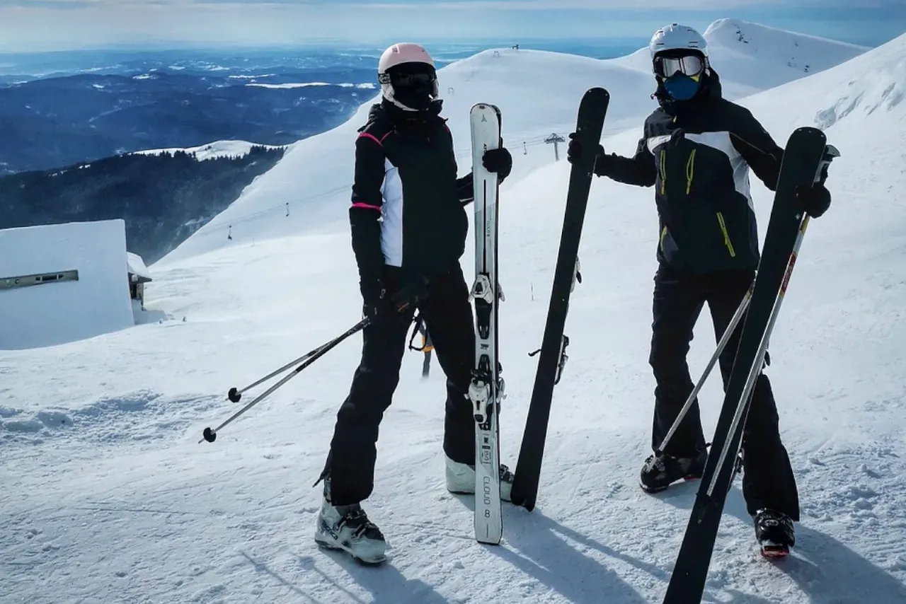 Porównanie długości kijków narciarskich dla różnych stylów jazdy freeride skitouring zjazd