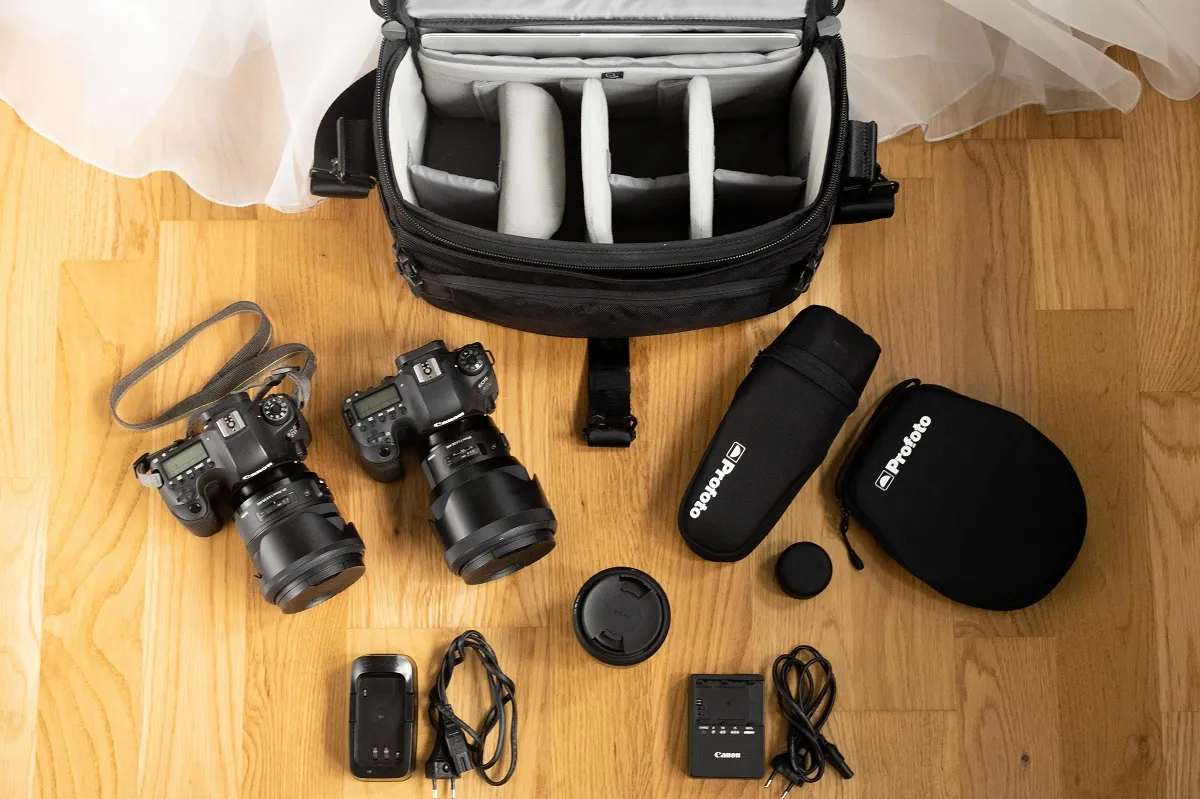 sprzęt fotografa ślubnego w torbie fotograficznej