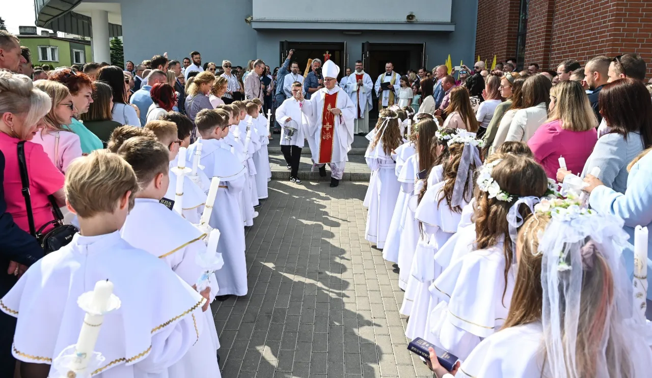 Kwoty prezent&oacute;w na komunię 2026 tabela