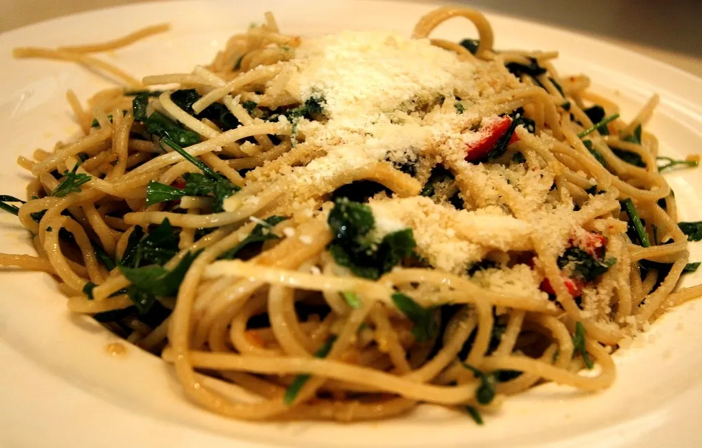 składniki spaghetti aglio olio e peperoncino z oliwkami