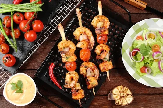 różne potrawy z rożna grillowego