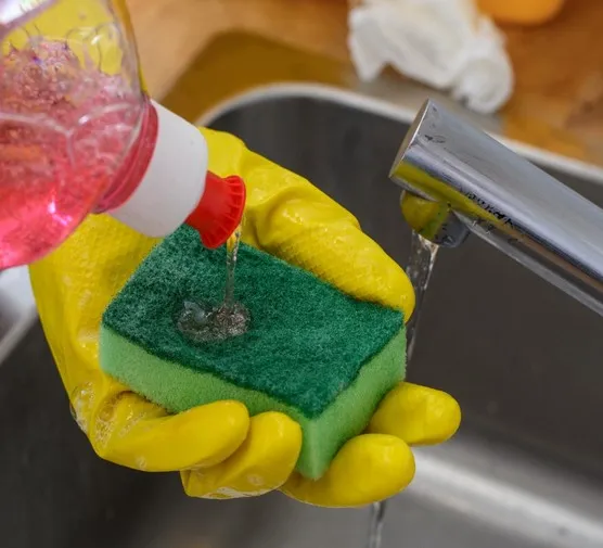 domowe sposoby usuwanie plam smaru płyn do naczyń soda mydło