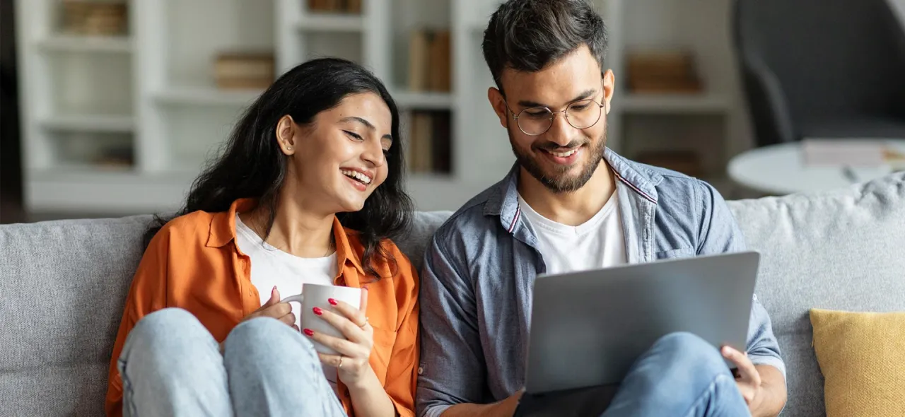 Osoba korzystająca z Internetowego Konta Pacjenta na laptopie