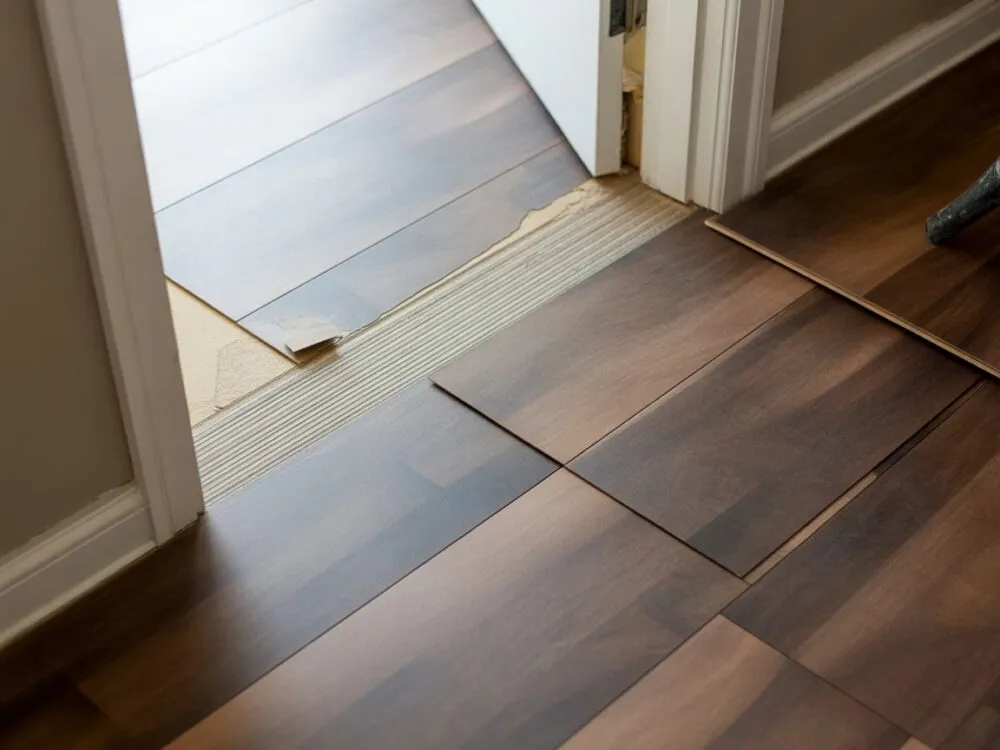 różne sposoby wykończenia paneli przy drzwiach balkonowych, listwa progowa, korek w płynie