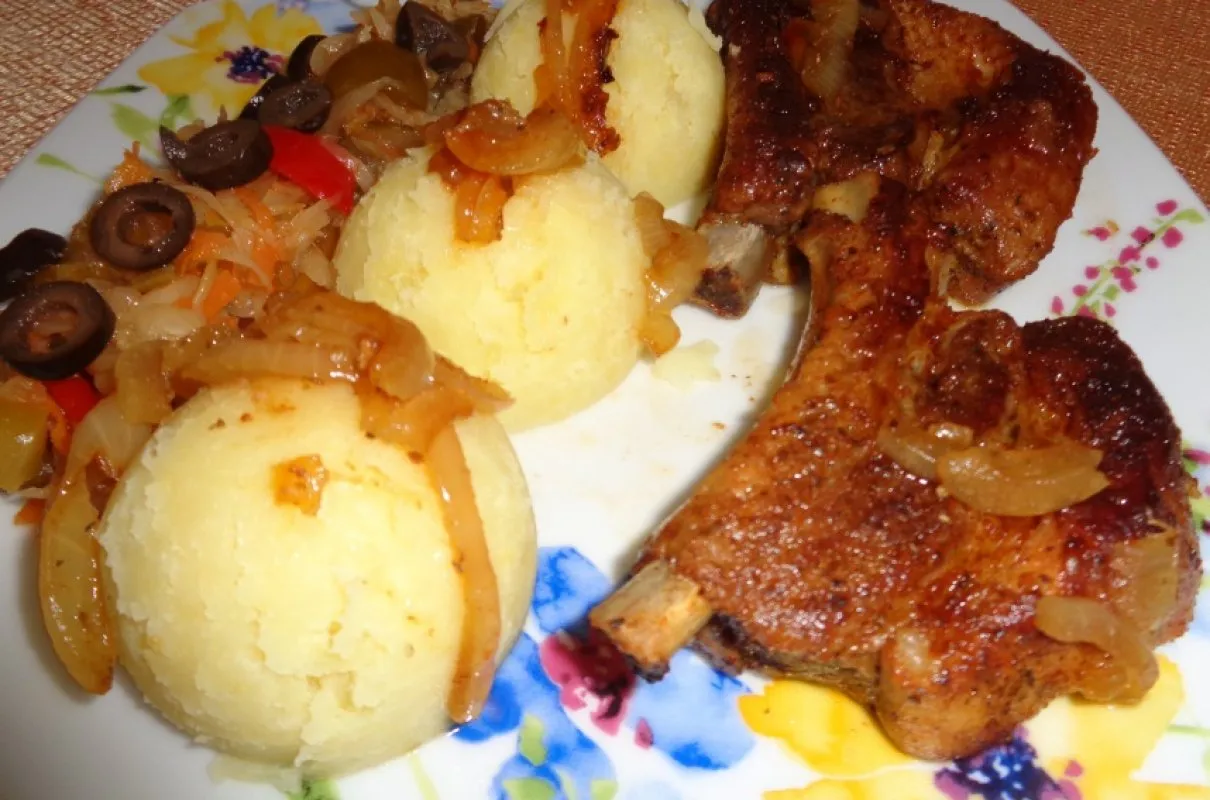 żeberka wieprzowe surowe i obsmażone