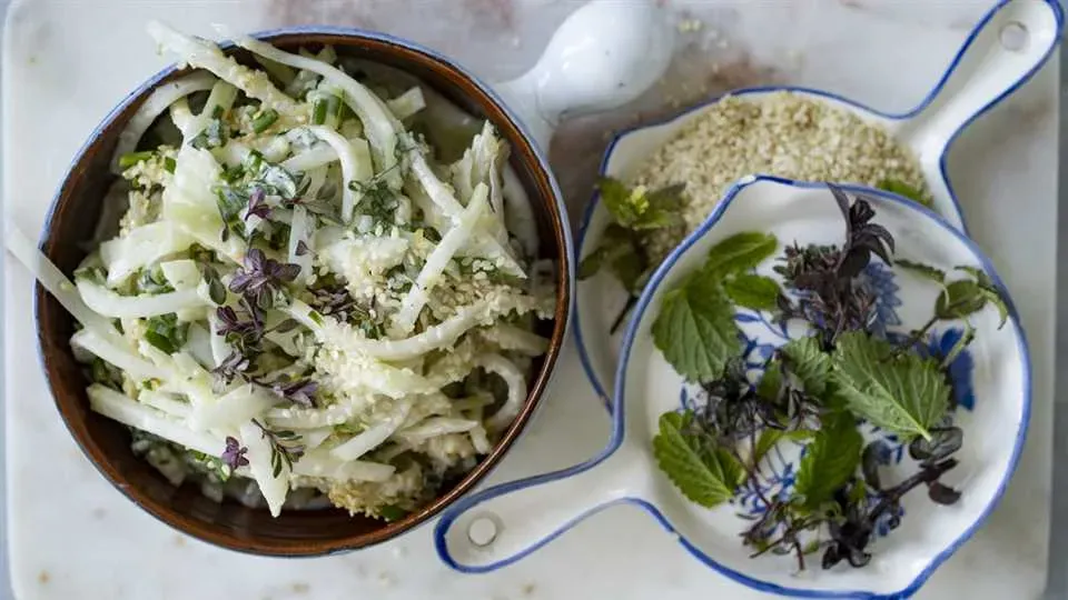 Surówka z kalarepy gotowa