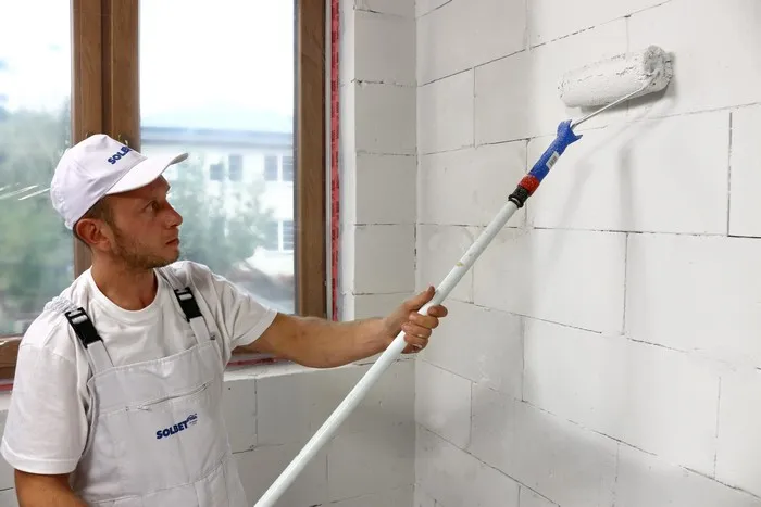 Przygotowanie ściany pod tynk dekoracyjny: gruntowanie