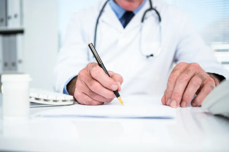 lekarz wystawiający receptę