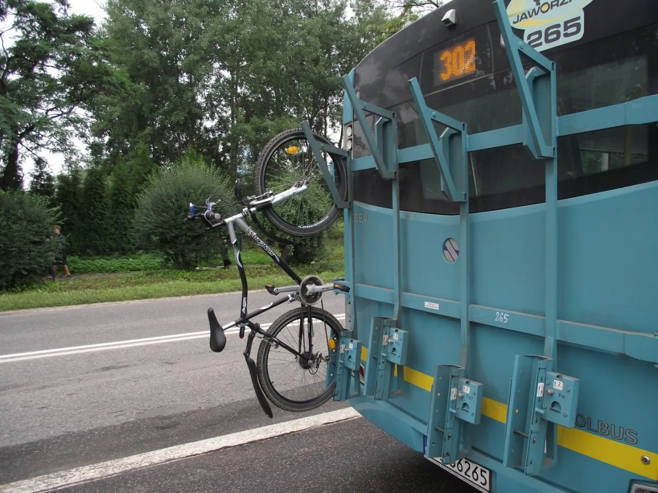 Rower na bagażniku autobusu dalekobieżnego