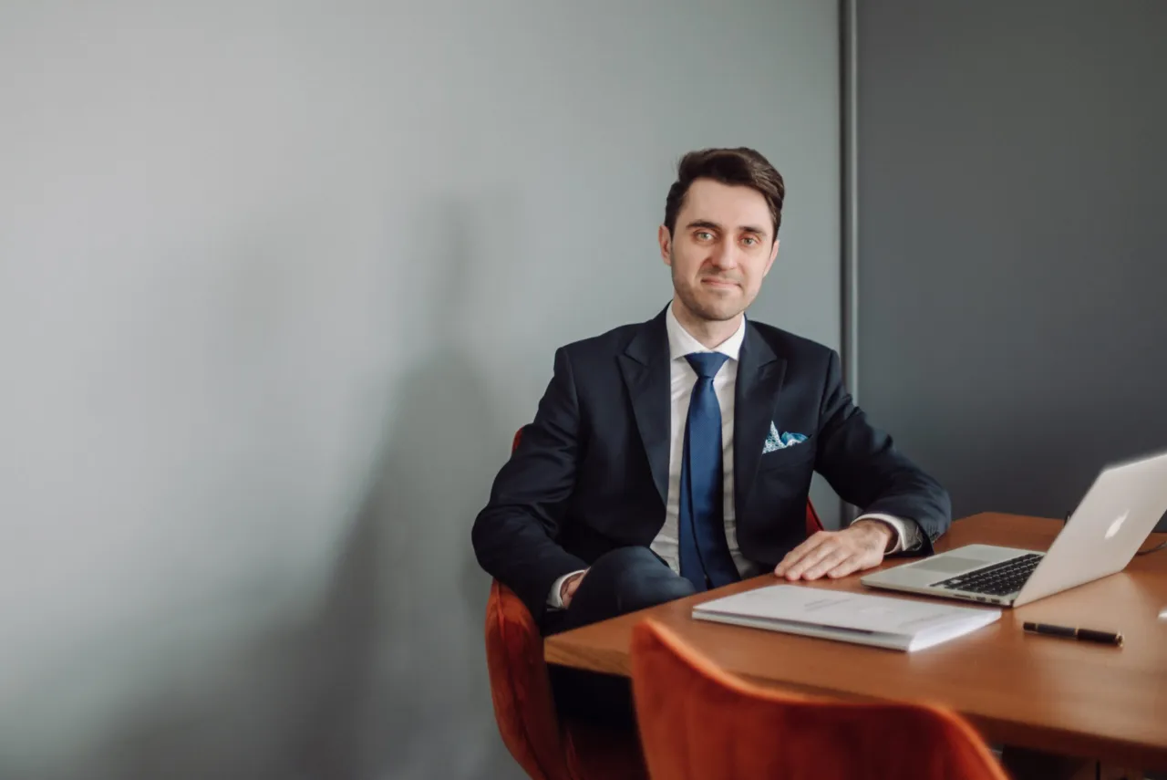 notariusz przy biurku z dokumentami nieruchomości