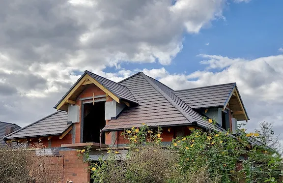 dach z lukarnami dachówka ceramiczna