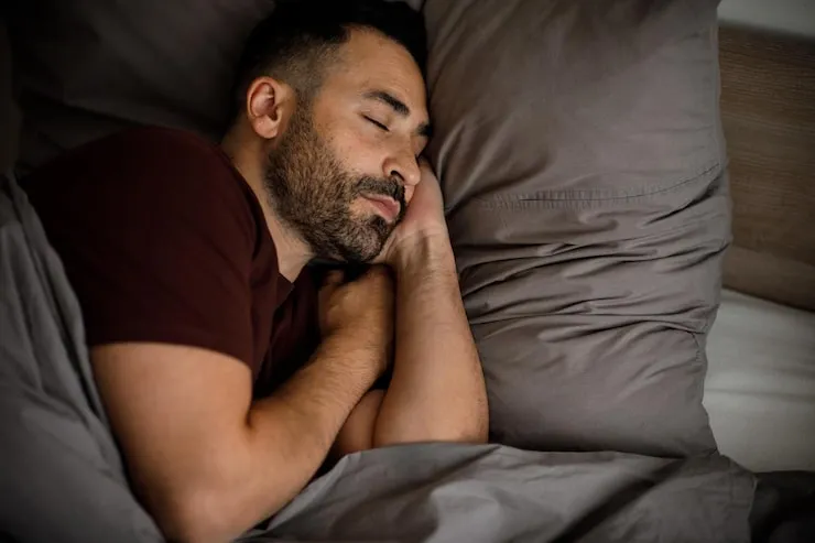 młody mężczyzna spokojny sen