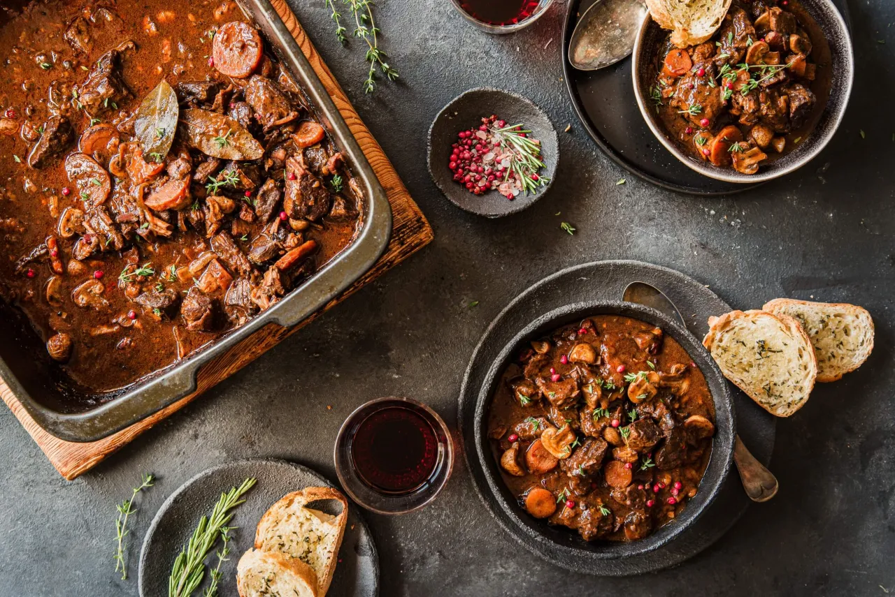 r&oacute;żne kawałki wołowiny na gulasz