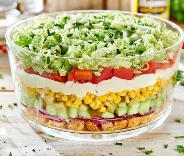 warstwy sałatki gyros w misce