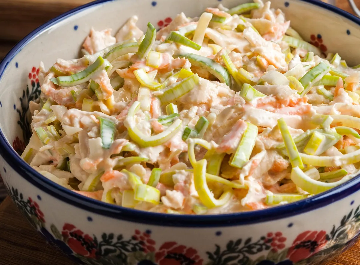 sałatka z porem sparzonym i surowym por&oacute;wnanie