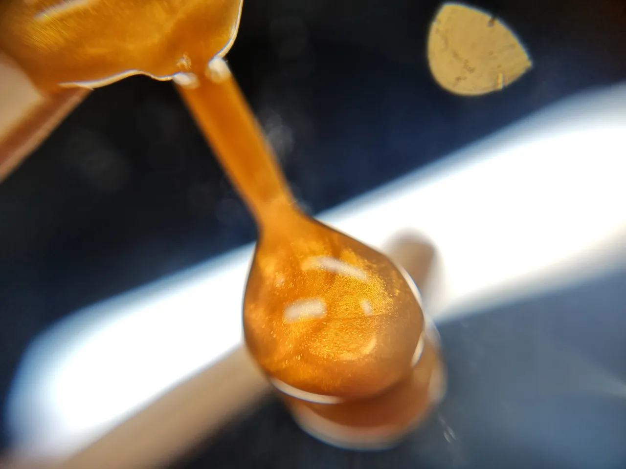 różne rodzaje wosków twardych w granulkach