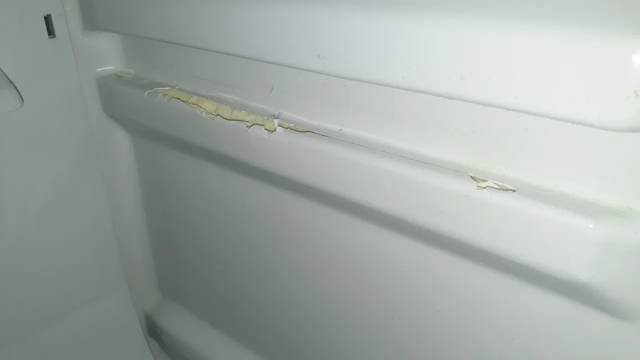 uszkodzona obudowa zamrażarki pęknięcie