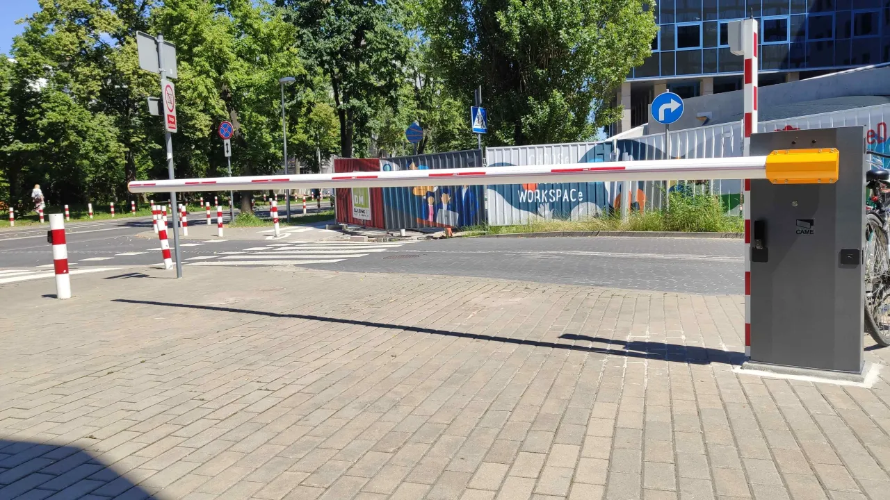 Bariera automatyczna na chodniku, z czerwono-białymi słupkami. Czy teren wspólnoty mieszkaniowej jest terenem prywatnym?