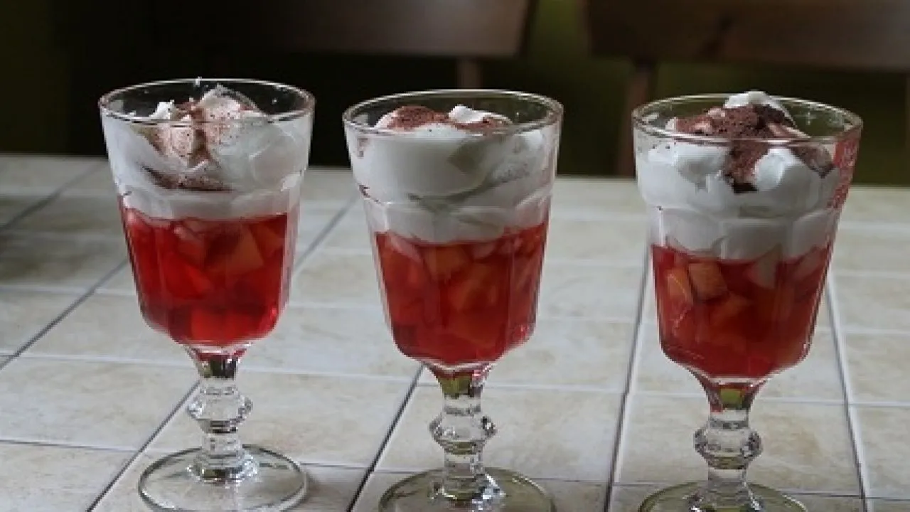 galaretka z bitą śmietaną i owocami