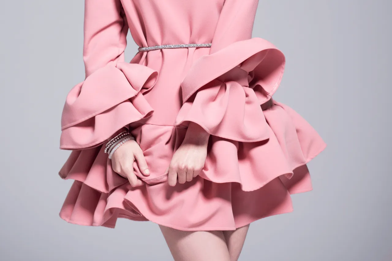 falbanki na ramionach sukienki dla dziewczynki