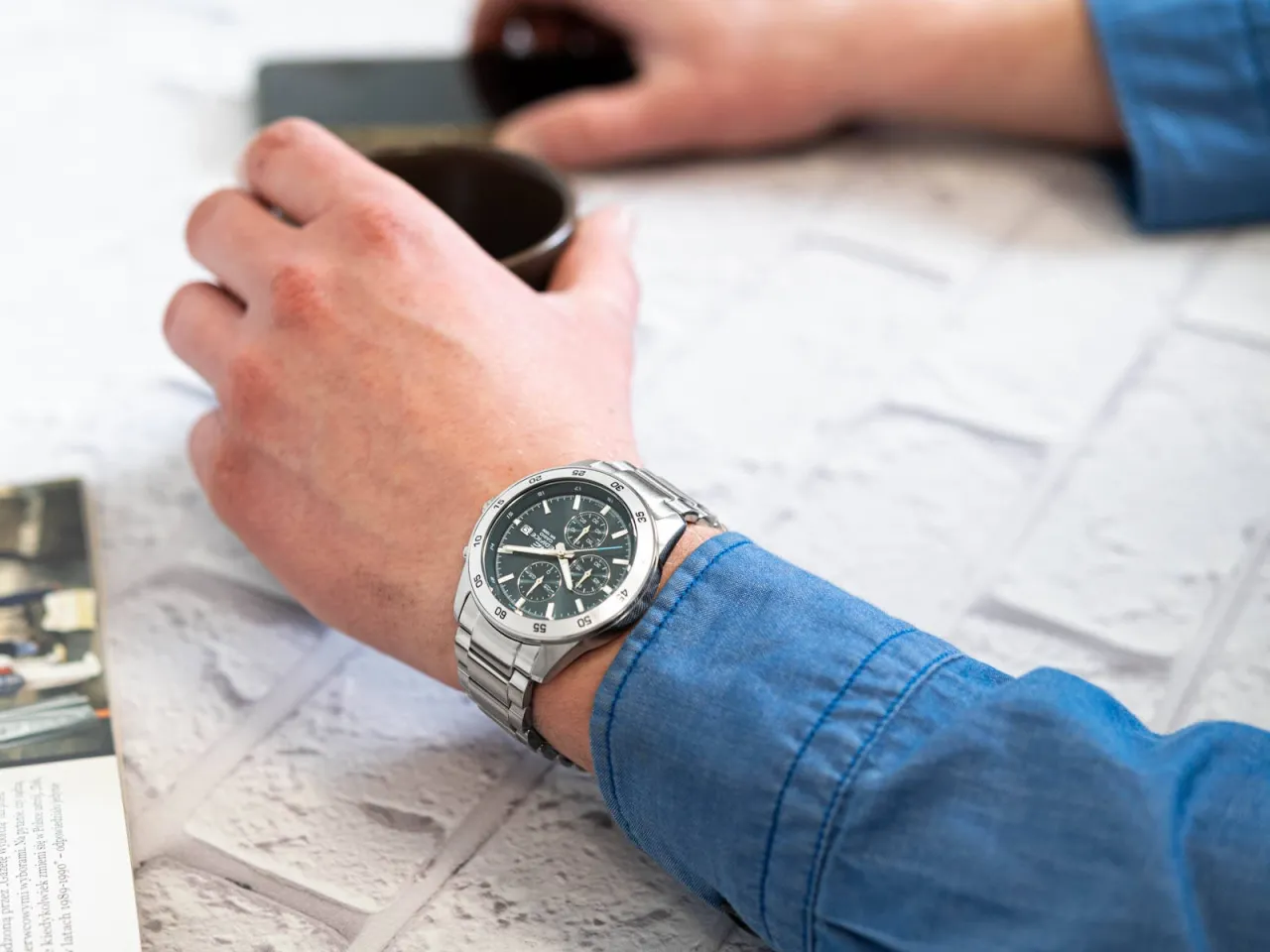 elegancki zegarek Casio Edifice na męskim nadgarstku w stylizacji biznesowej